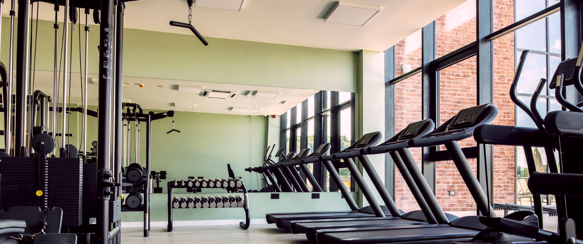 вид от второго лица на спортивные тренажеры