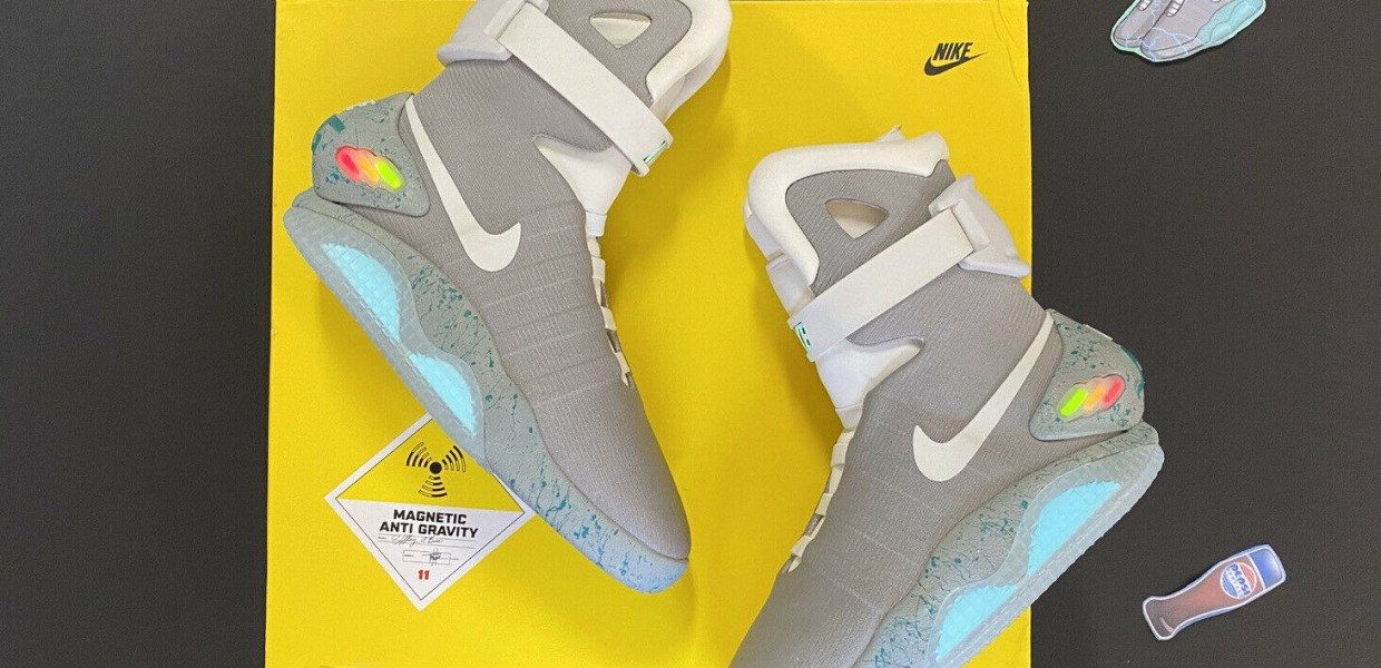 Кроссовки Air Mag лежат на жёлтой коробке 